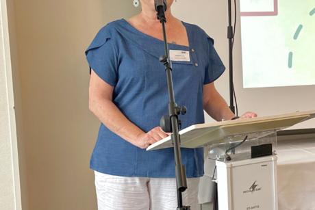 Landesfrauenvertreterin Heidi Schneider vor einem Mikrofon