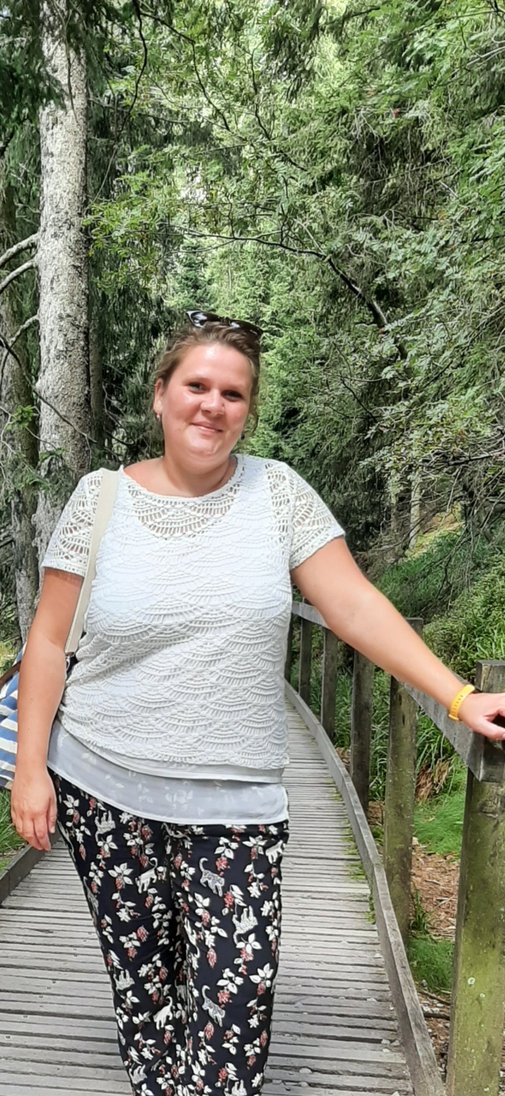 Eine Junge Frau im Grünen.