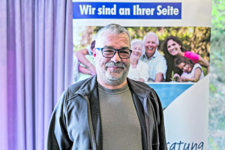 Ein Mann vor einem VdK Aufsteller