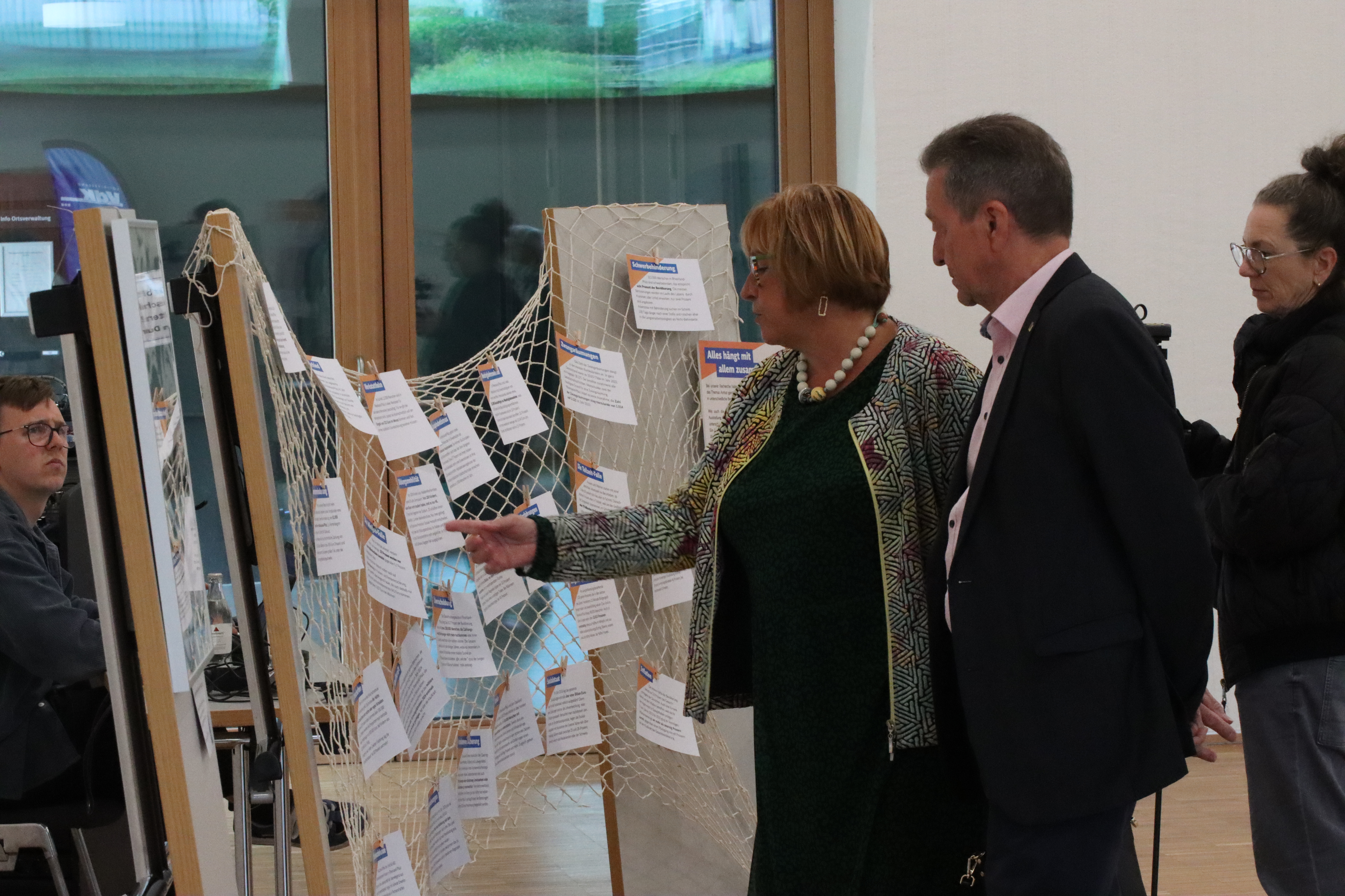 Menschen stehen vor Ausstellungsstücken.