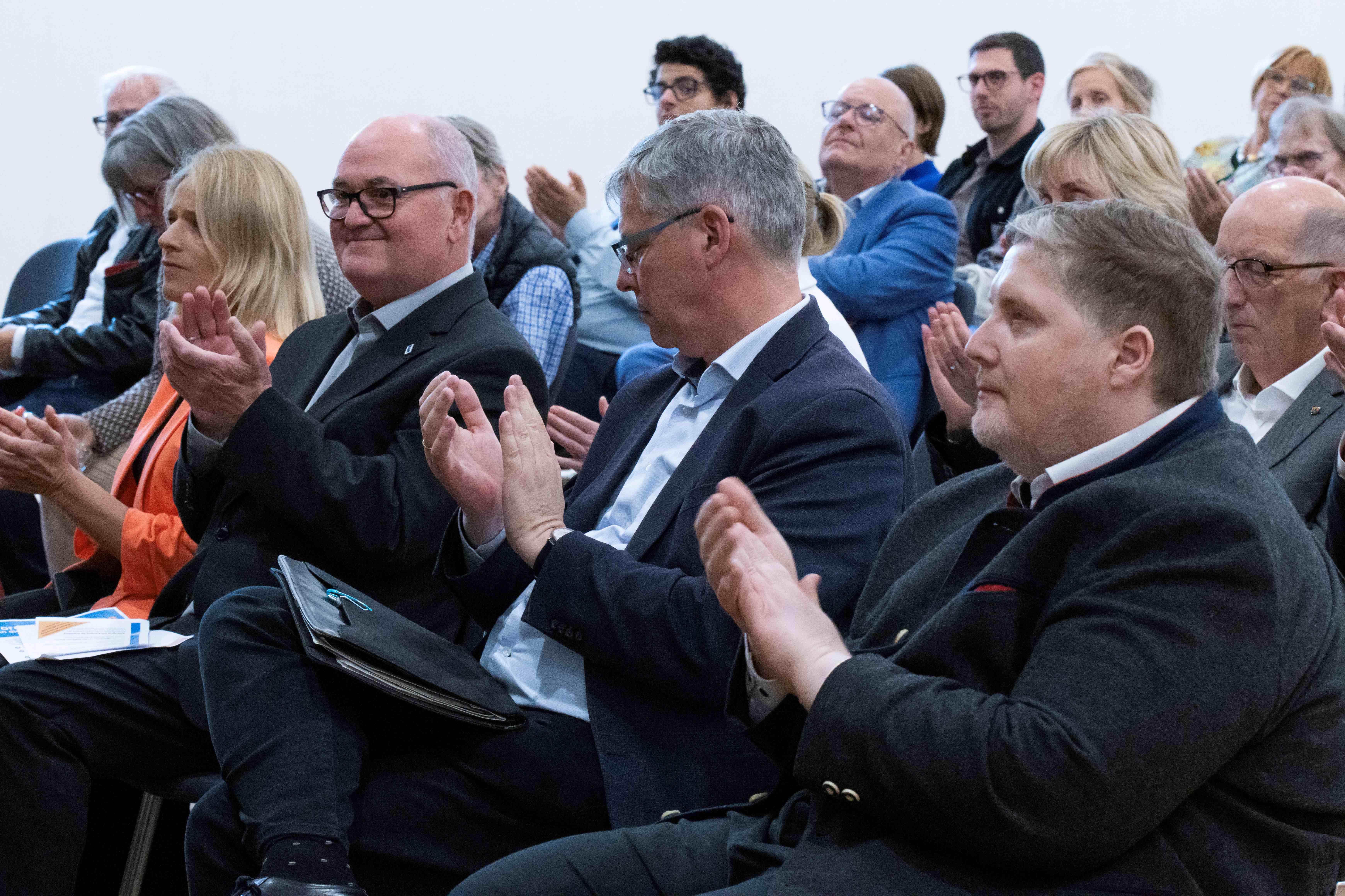 Menschen applaudieren.