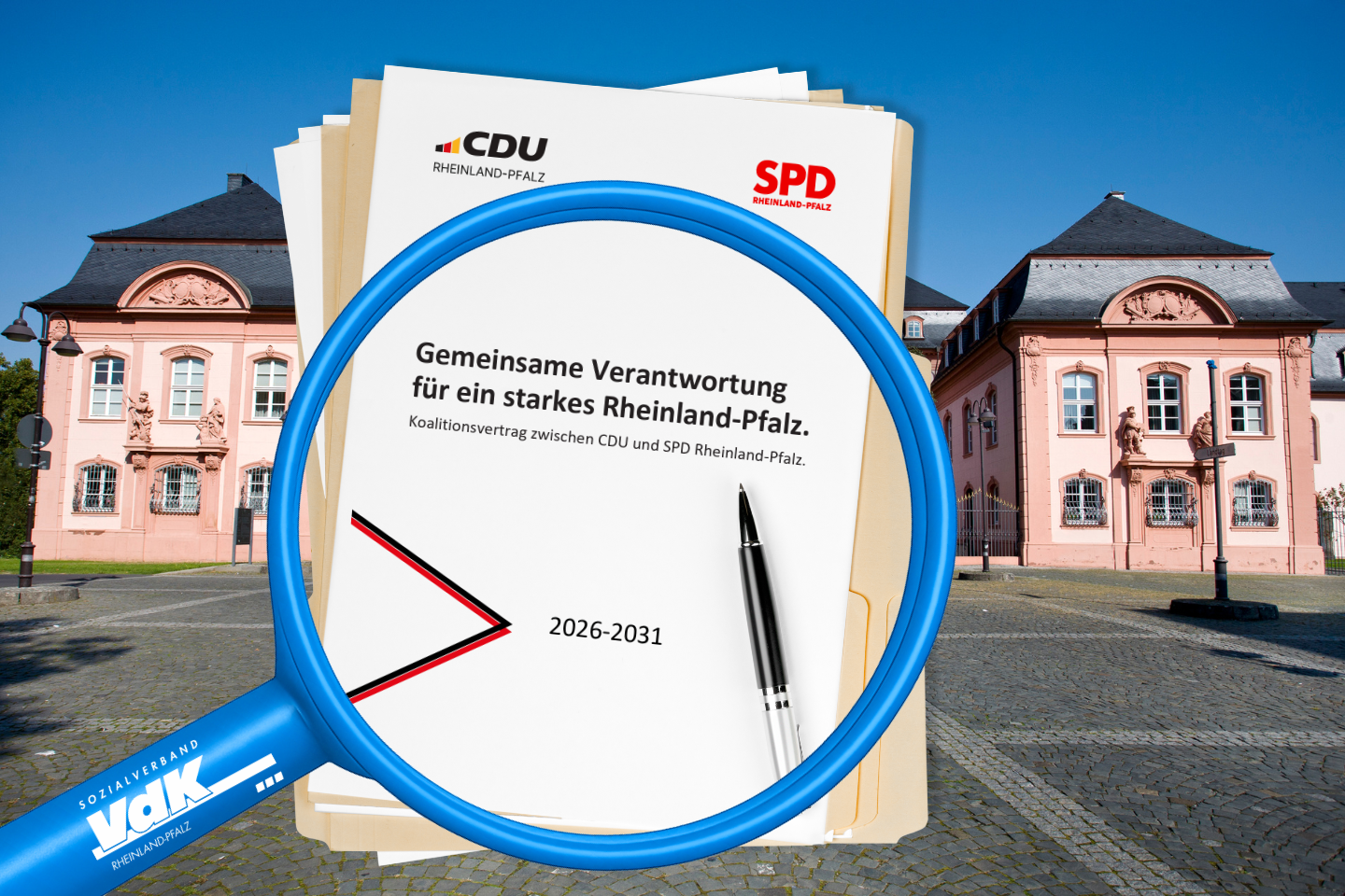 Eine blaue Lupe auf enem Dokument. Im Hintergrund ist der Landtag Rheinland-Pfalz.