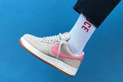 Sportschuh auf blauem Hintergrund