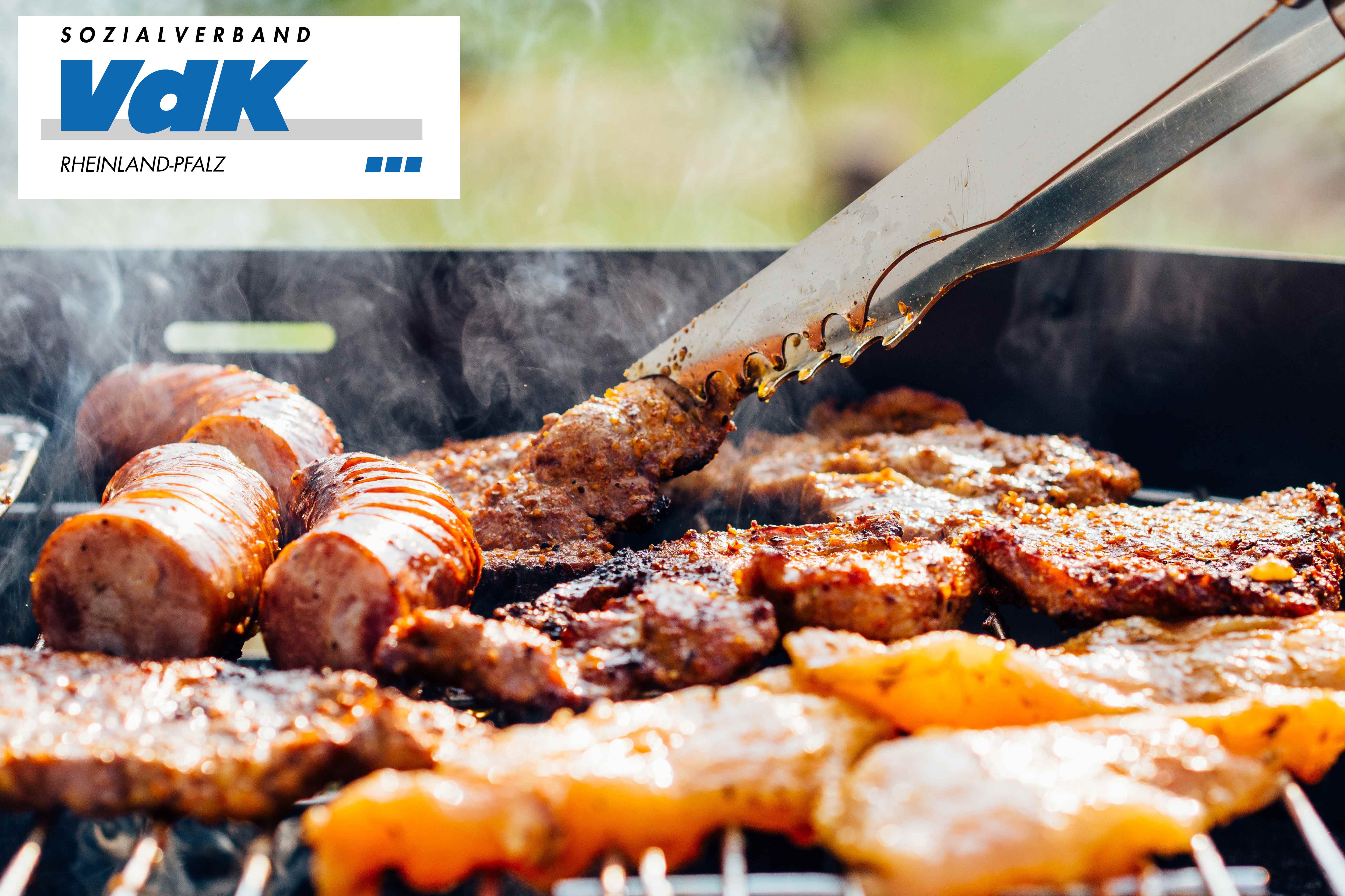 Grillgut auf einem Holzgrill.