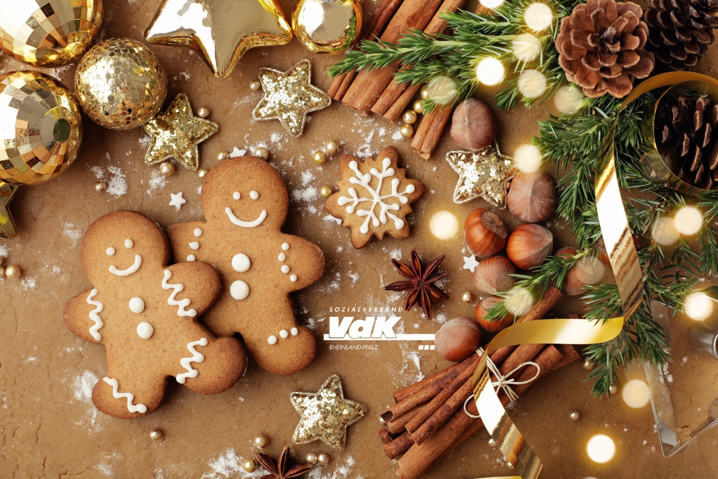Weihnachtsdekoration auf einem Tisch mit Lebkuchenm&auml;nnchen.