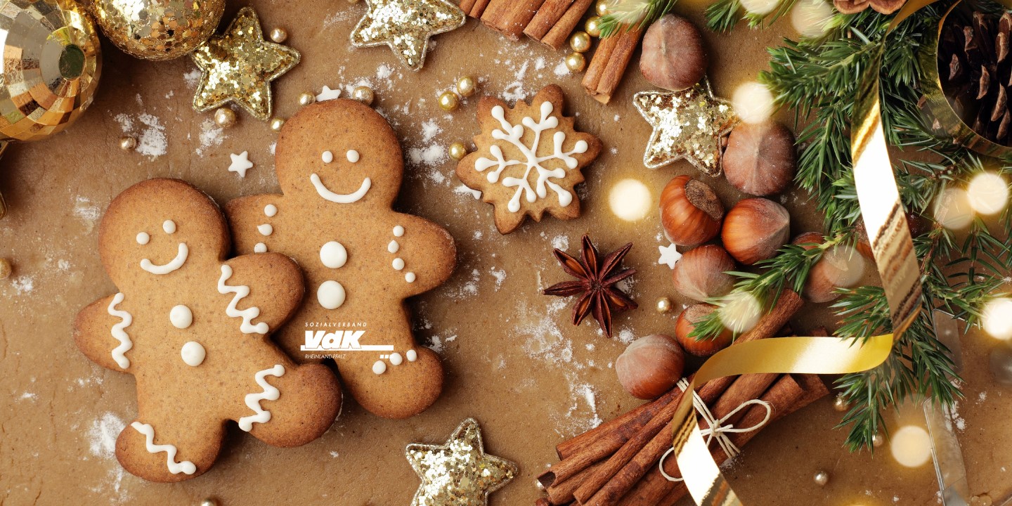 Lebkuchenmänner und Weihnachtsdekoration. Lebkuchenmänner und Weihnachtsdekoration.