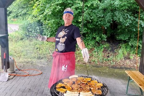 1. Vorsitzender Andreas Artelet am Grill