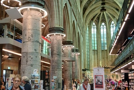 Viel Platz für Bücher!