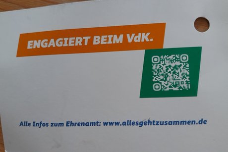 Karte mit Aufschrift: Engagiert beim VdK, QR Code, Infos zum Ehrenamt: www.allesgehtzusammen.de