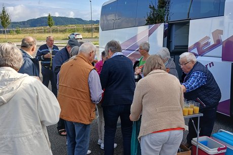 Frühstück am Bus mit Bewirtung vom Vorstand und den Helfern. Frühstück am Bus