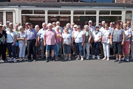 Gruppenfoto vor Eingang Zylinderhaus