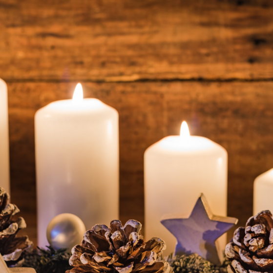 Adventskerzen mit VdK-Logo.