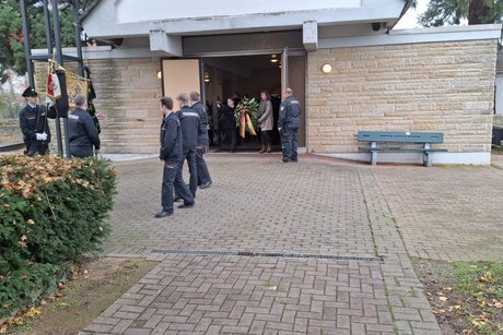 Der Weg zum Ehrenmal Zum Volkstrauertag