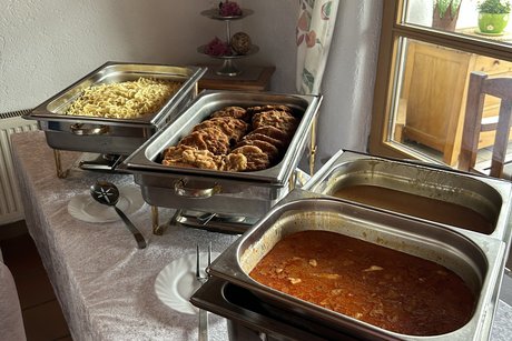 Gutes Essen gehört dazu Ein reichhaltiges Buffet sorgte für das leibliche Wohl und bot den Gästen Gelegenheit zu Austausch und geselligem Beisammensein