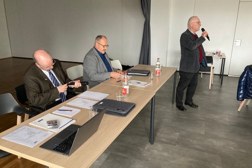 Manfred Campe eröffnet den Ortsverbandstag und begrüßt die Mitglieder.