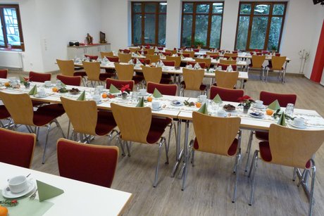 weihnachtlich geschmückter Saal