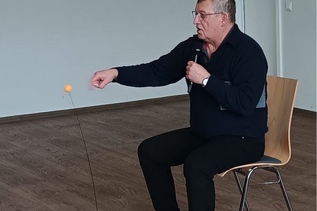 Roland Jung beim Tischtennisball Training