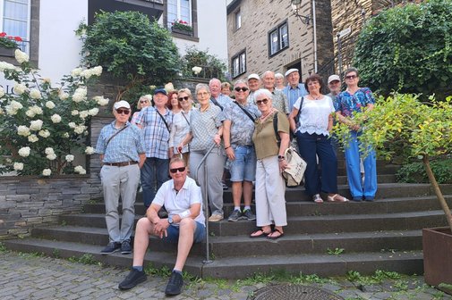 VdK Tagesfahrt Cochem Gruppe VdK Tagesfahrt Cochem Gruppe steht vor einem Backsteinhaus auf der Treppe