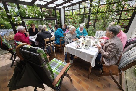 Bei der Kaffee Tafel Bei der Kaffee Tafel
