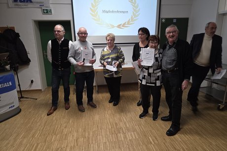 Die Mitglieder erhalten ihre 20 j&auml;hriges Jubil&auml;um Urkunde