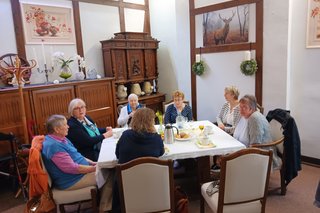 Glückliche Frauen beim Frühstück