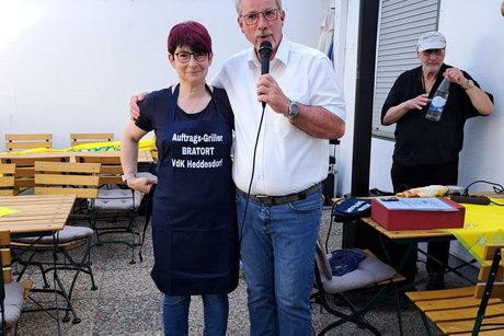 Sven Lefkowitz und Alexandra Eidenberg stellen die Arbeitskleidung für unsere Mitarbeiter am Grill vor