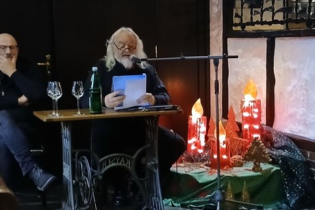 Helmut Leiendecker tr&auml;gt Gedichte vor.