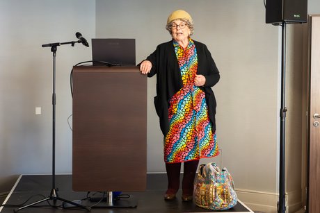 Comedian Alice Hoffmann unterhält die Zuhörerinnen