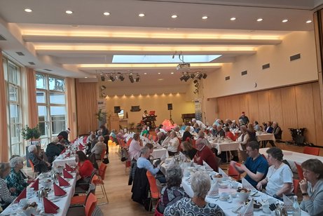 Besucher der Weihnachtsfeier