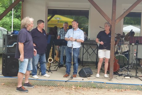 zufriedene und fröhliche Gäste beim Sommerfest