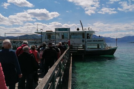 Passagiere steigen auf das Schiff