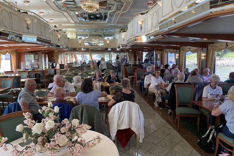 Gruppe im Schiff