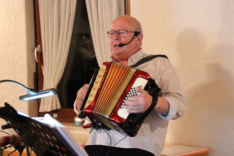 Zu sehen ist Rudi Wirtz mit dem Akkordeon.