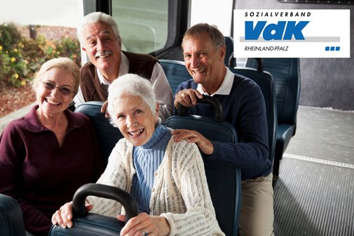 Zwei Frauen und zwei M&auml;nner sitzen gut gelaunt in einem Bus.