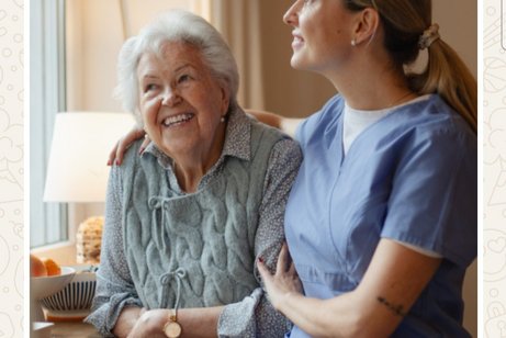 eine Seniorin und eine Pflegerin