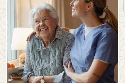 eine Seniorin und eine Pflegerin