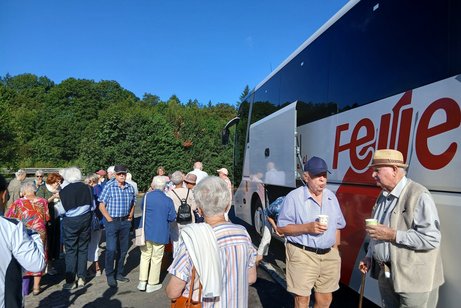 Die Fahrg&auml;ste fr&uuml;hst&uuml;cken direkt am Bus