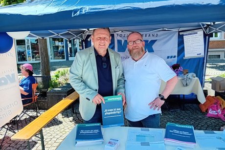 Bürgermeister Kandidat Alexander Albrecht mit Vorsitzendem Marc Hochstein am VdK Stand