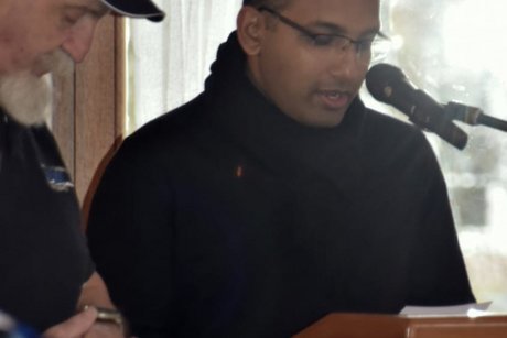 Pater Charlie beim Er&ouml;ffnungsgebet