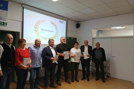 Die Mitglieder erhalten ihre 10 j&auml;hriges Jubil&auml;um Urkunde