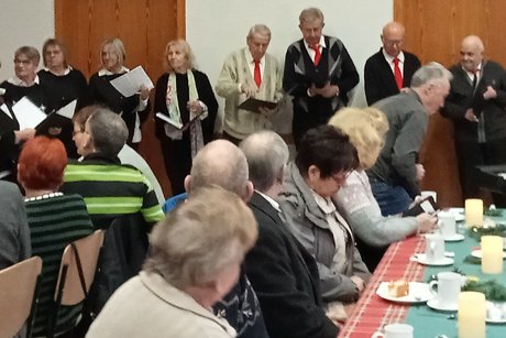 gespannt lauschen die Zuhörer den weihnachtlichen Likedern