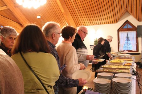 Viele Leute am Buffet.