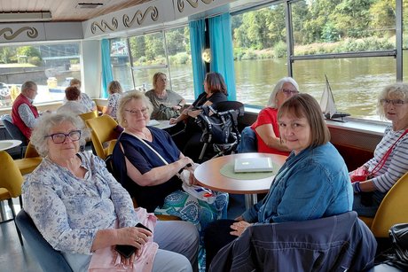 M&auml;nner und Frauen auf dem Schiff zur Saarschleife