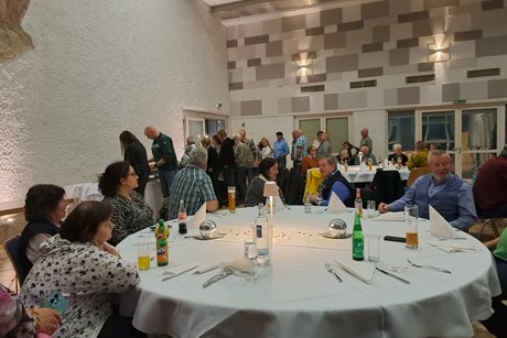 Speisesaal Viele VDK Mitglieder sitzen an großen Runden schön dekorierten Tischen