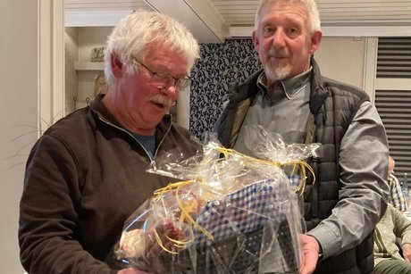 Verabschiedung des ehemaligen 2. Vorsitzenden Erwin Rommelfanger mit Pr&auml;sentkorb