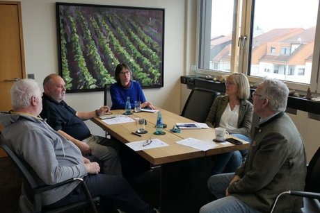 Im Bild: Die VdK-Kreisvorstandsmitglieder Volker Rothley, Manfred M&uuml;ller und Diana M&uuml;ller bei einem Termin mit Landrat Rainer Guth und der Leiterin des Sozialamts Judith Mattern-Denzer)