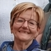 Eine humorvolle Dame mit Schalk in den Augen