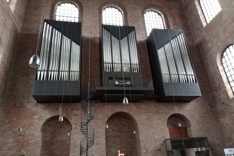 die Orgel in der Basilika, zu Beachten ist der Treppenaufgang