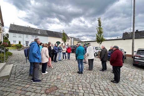 Ein Teil der Gruppe vor dem Holzmuseum
