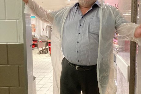 Hereinspaziert! Unser Medien- und Marketing-Mann Ludwig Tillner öffnet die Türen zur Produktion.